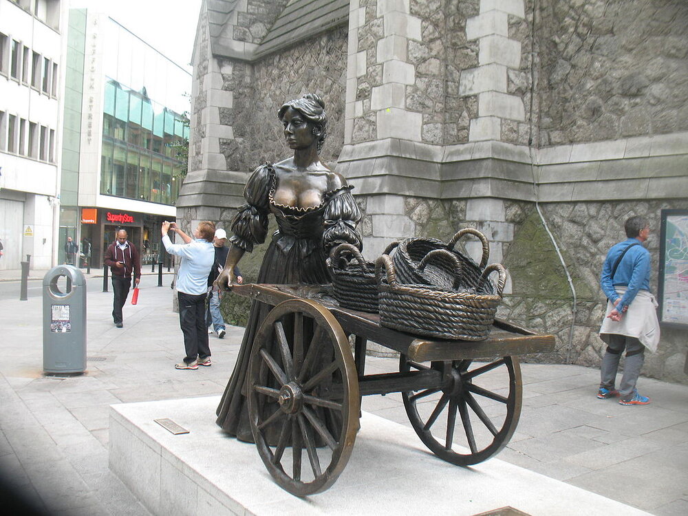  Say hello to the Molly Malone Statue and learn the commemorative song 