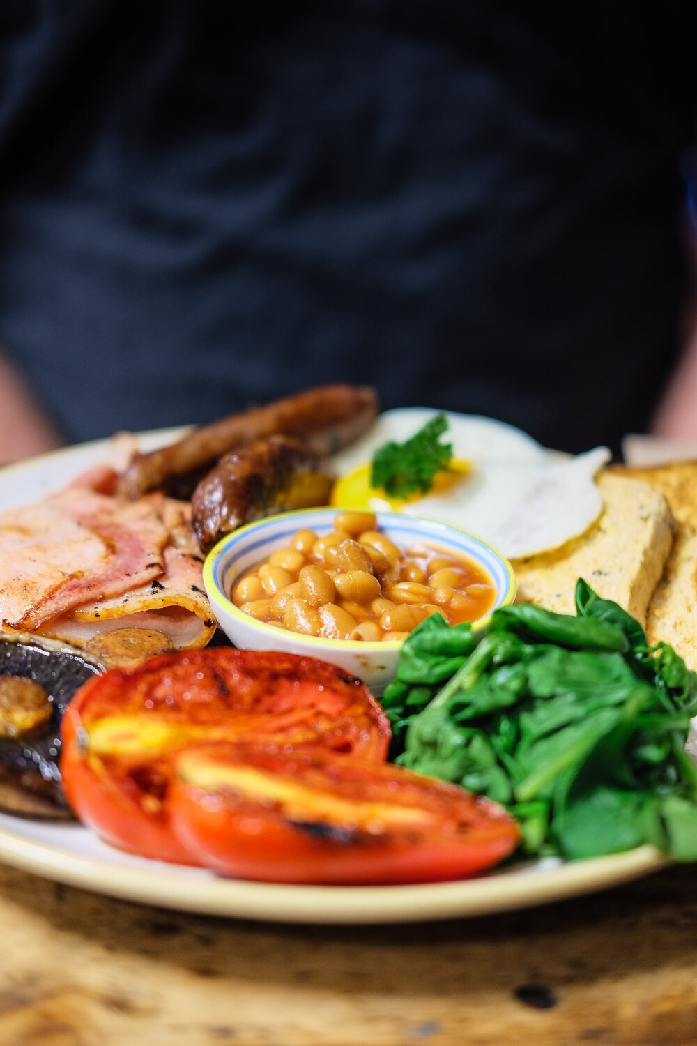  Go out for a traditional Irish breakfast - it’s a feast of bacon or rashers, sausages, black and white puddings (which are a type of sausage) eggs, mushrooms, grilled tomatoes, and Irish soda bread - all cooked in fresh Irish creamery butter 
