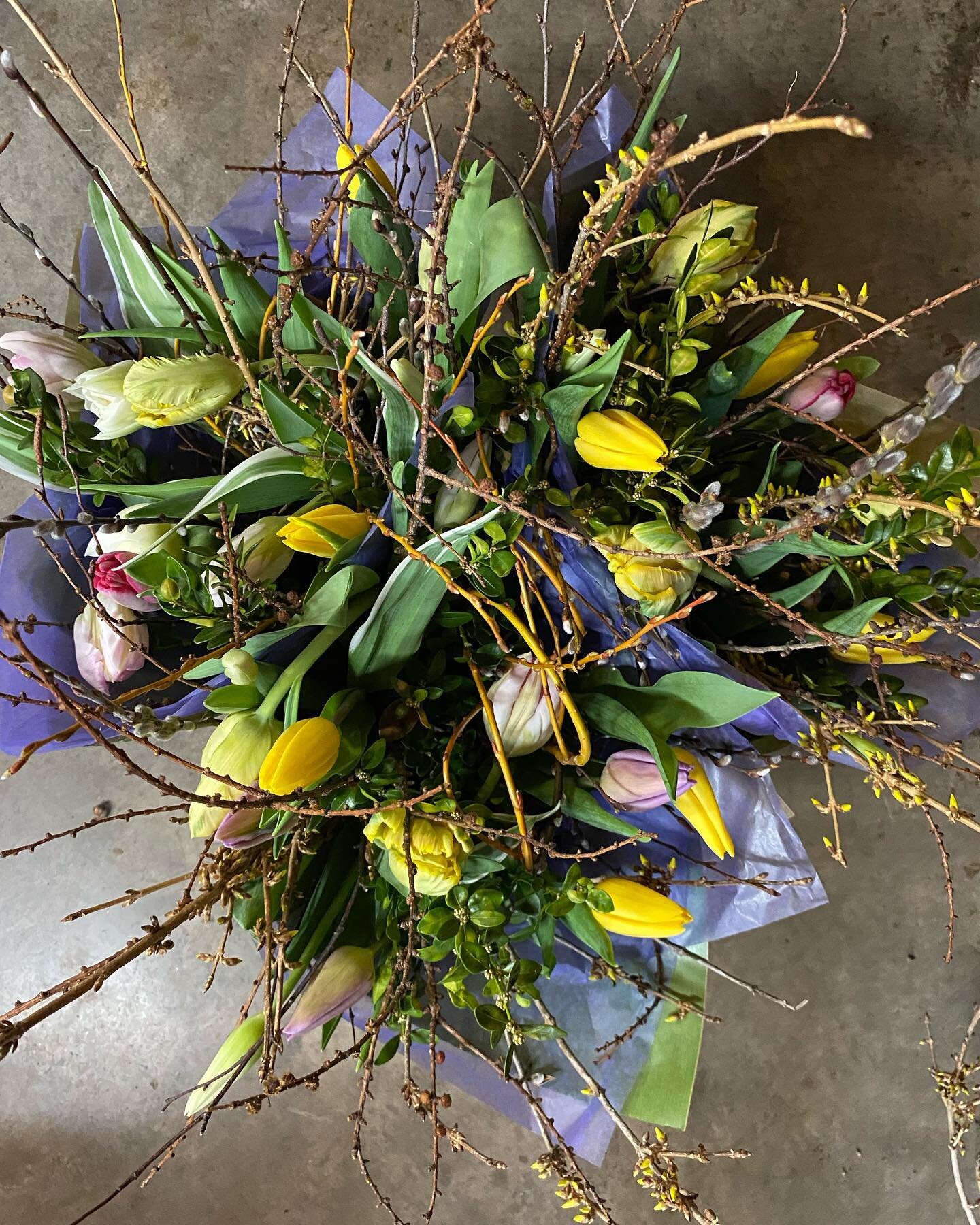First Easter bouquets are ready to leave my workshop today.
We will be in full swing today to get ready for @lunenburgfarmersmarket tomorrow 8:30-12.
Don&rsquo;t miss out the big selection, not only of Easter arrangements, but also everything you nee