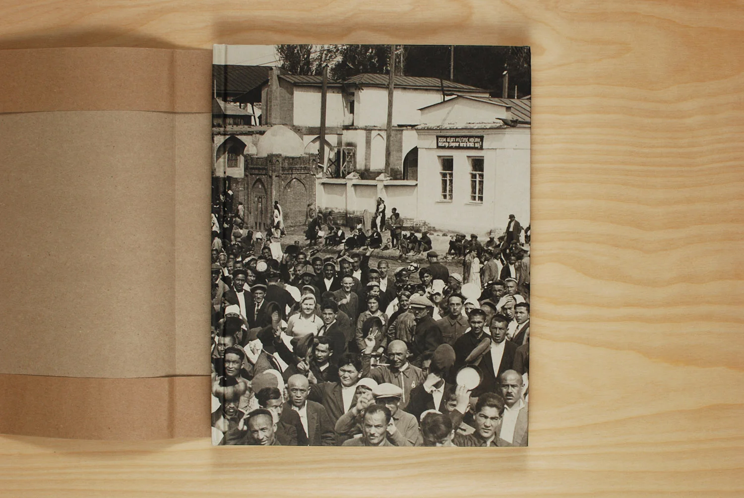 Revoliutsiia! Demonstratsiia! Soviet Art Put to the Test — Fold