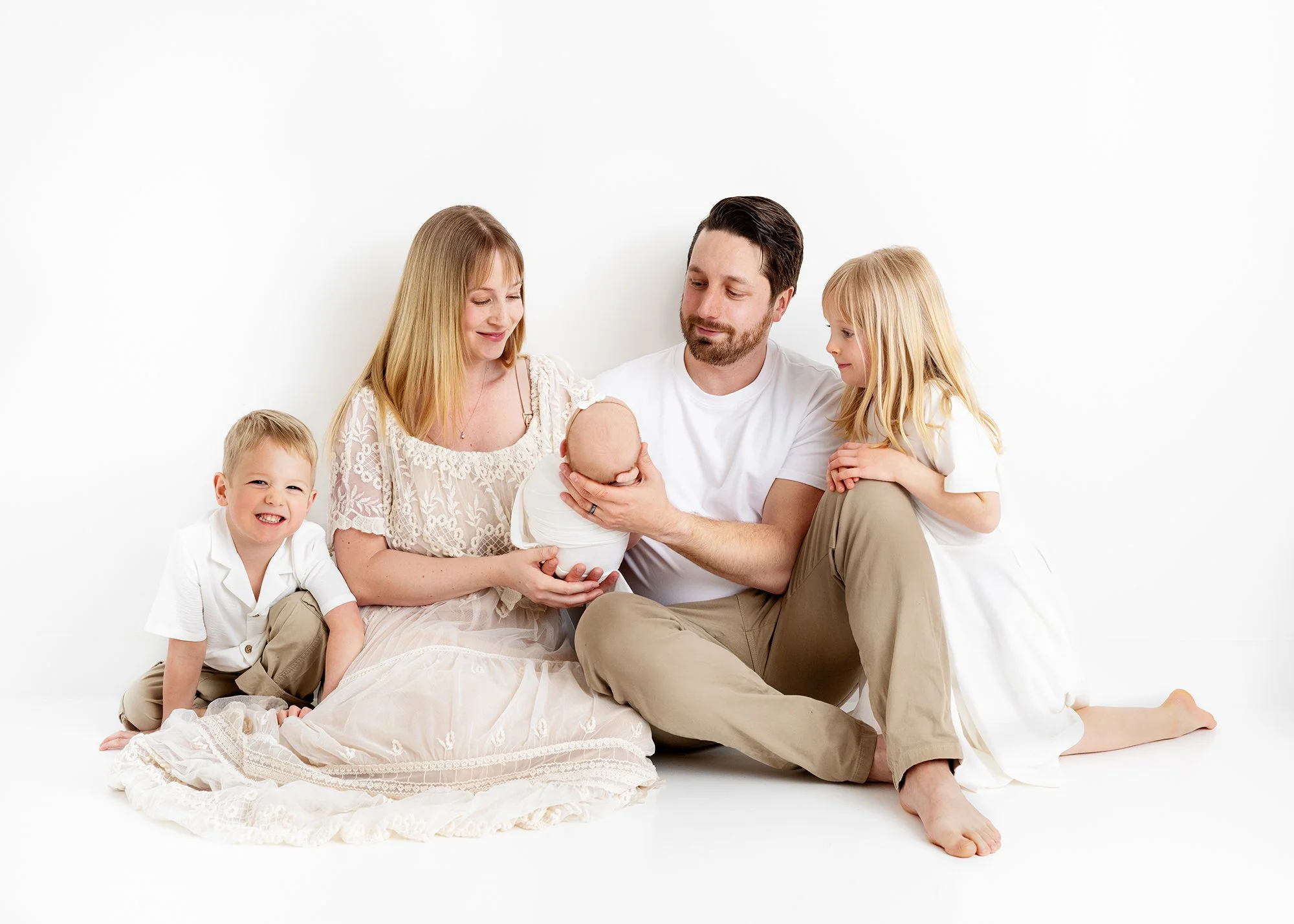 newborn-family-playful-studio-victoria