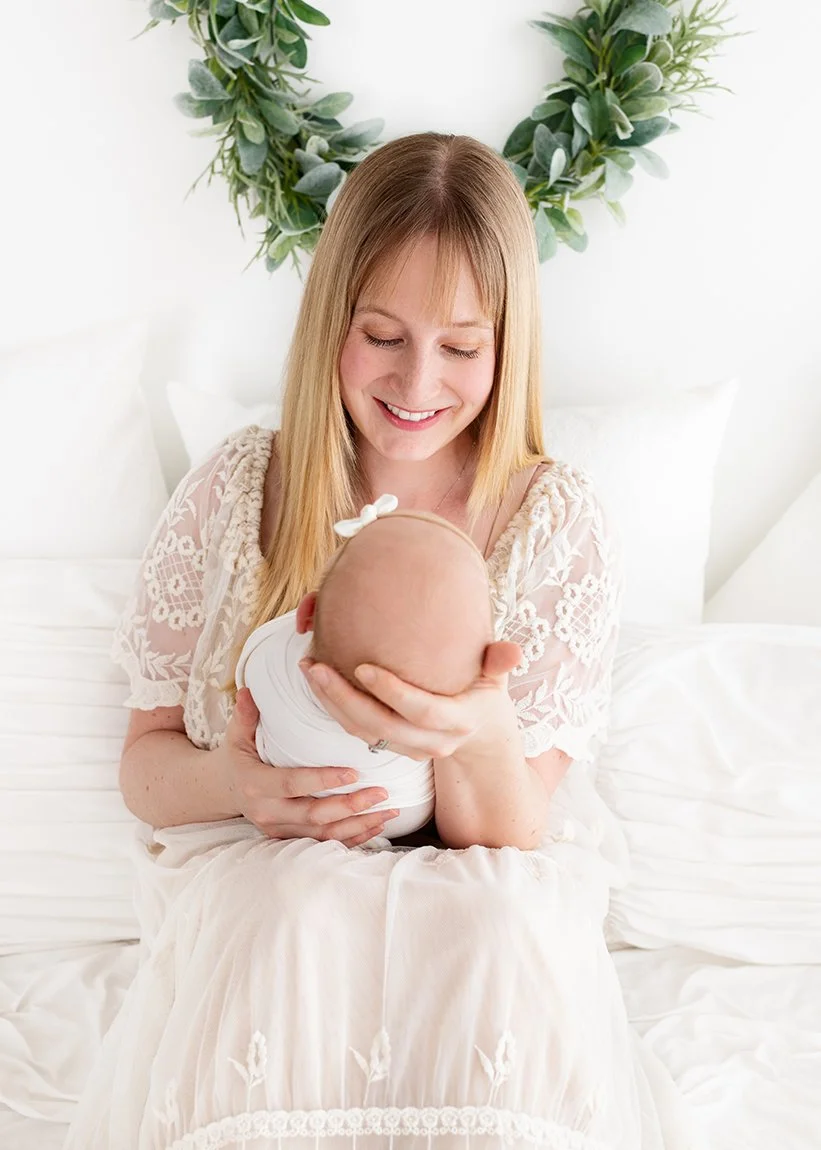 newborn-mom-elegant-white-victoria