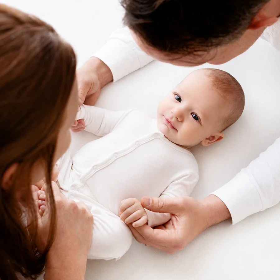 older-newborn-parents-portrait-white-victoria-01.jpg