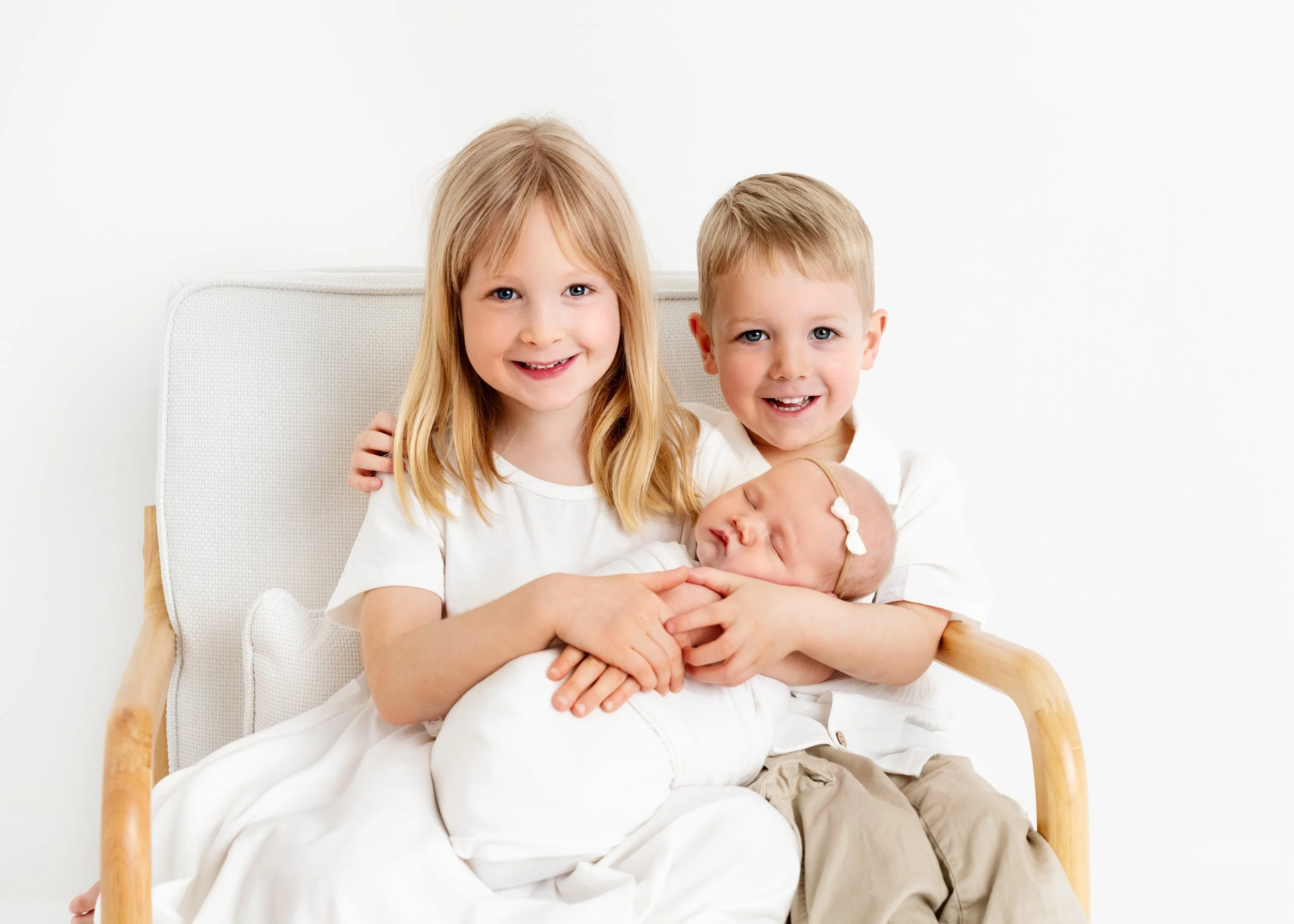 siblings-white-chair-newborn-studio-victoria