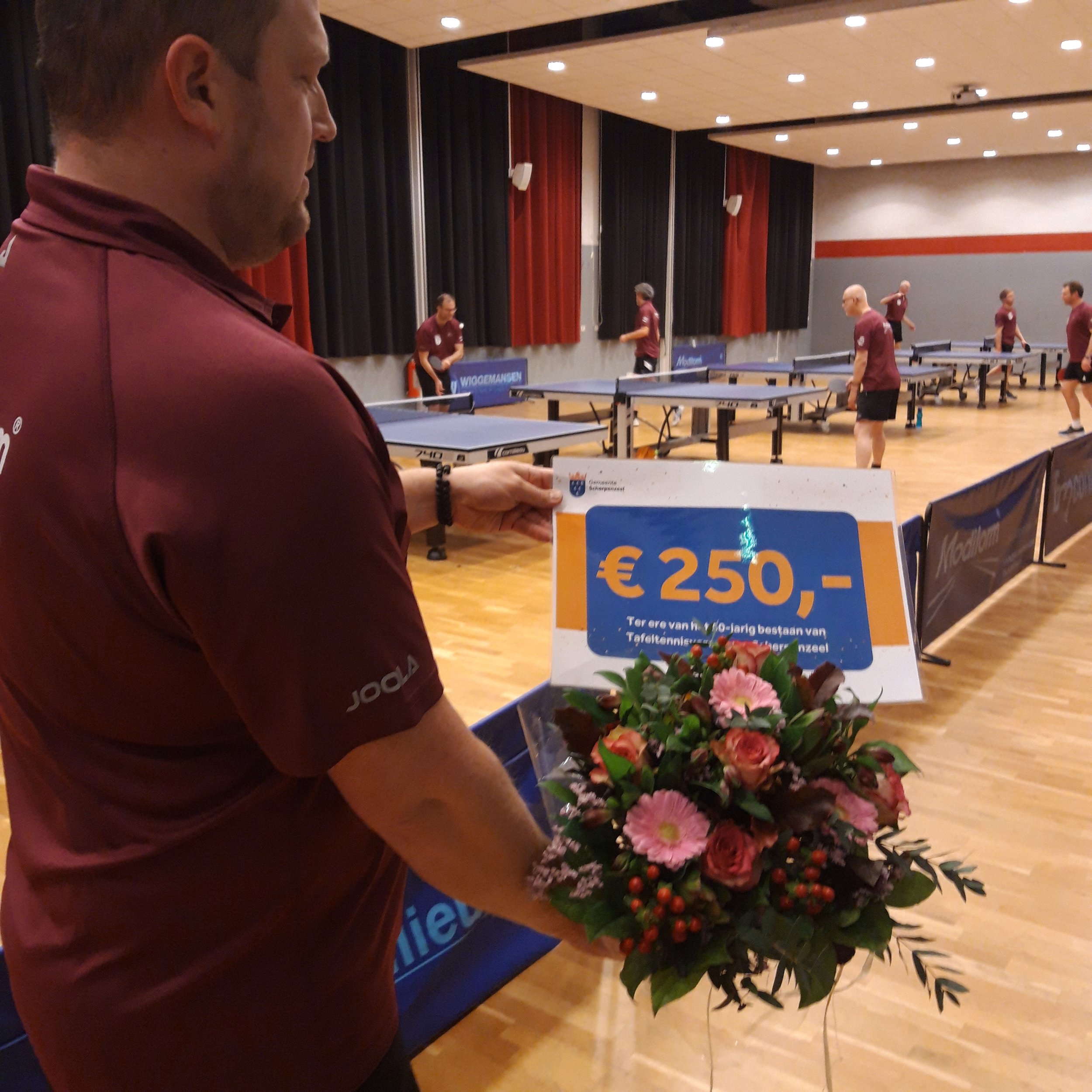 Erwin met cheque van de gemeente