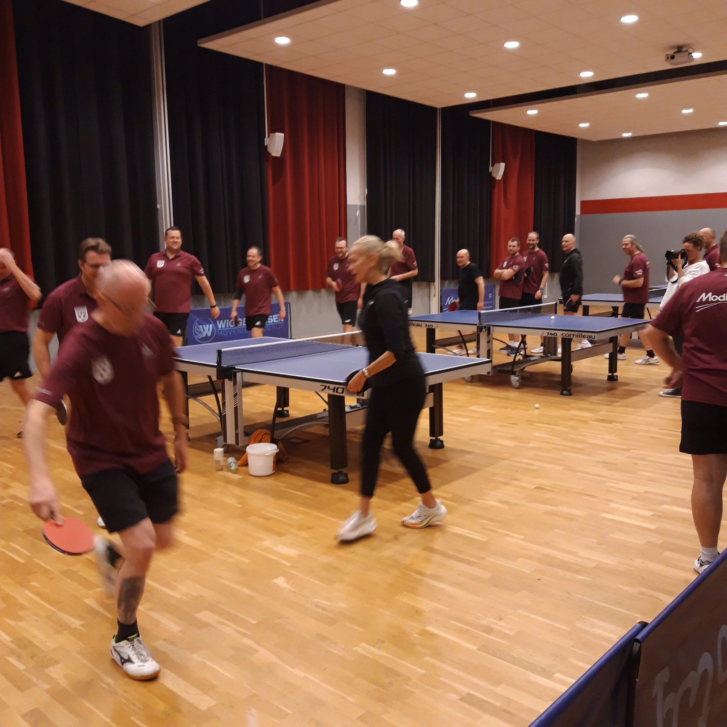 drukte bij de start van rond de tafel