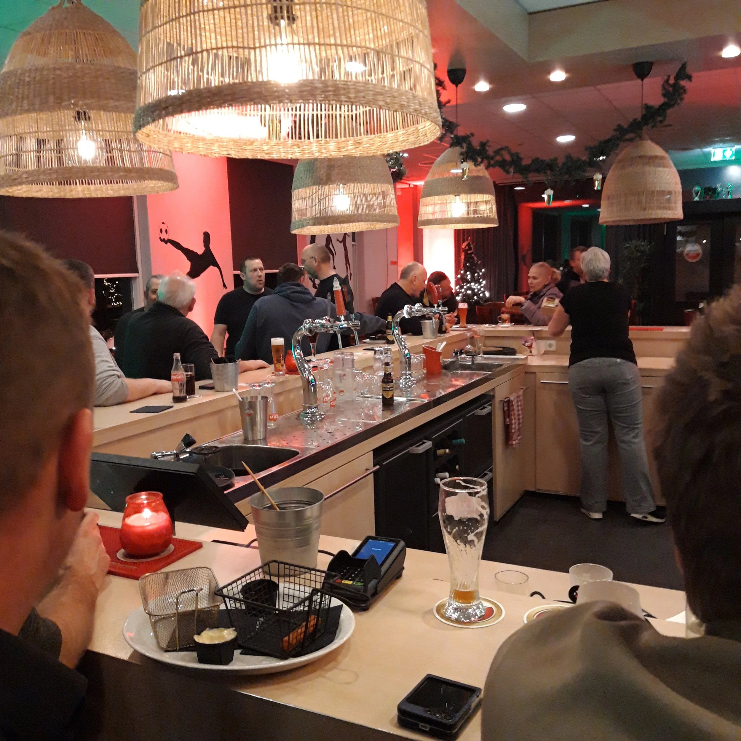 genieten onder het genot van een hapje en een drankje