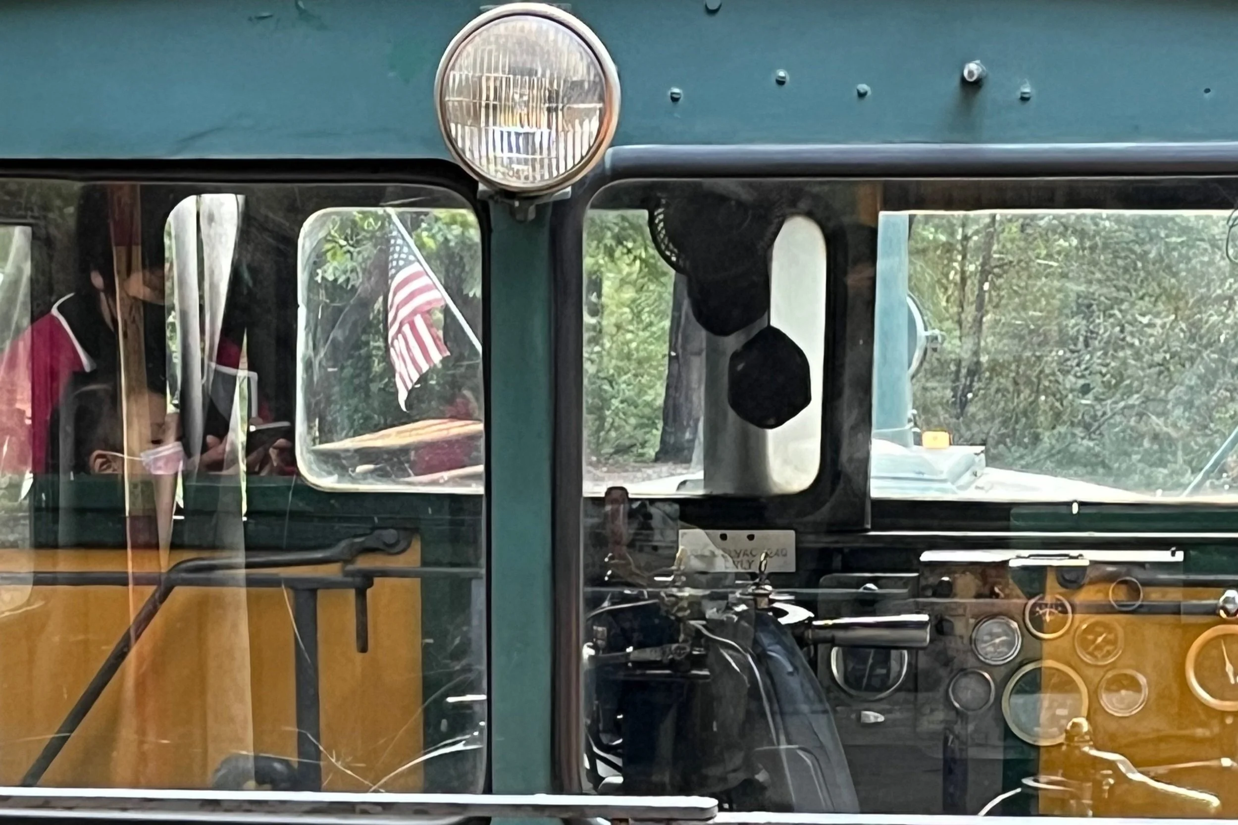 The little lever in the middle is what distributes the sand onto the tracks