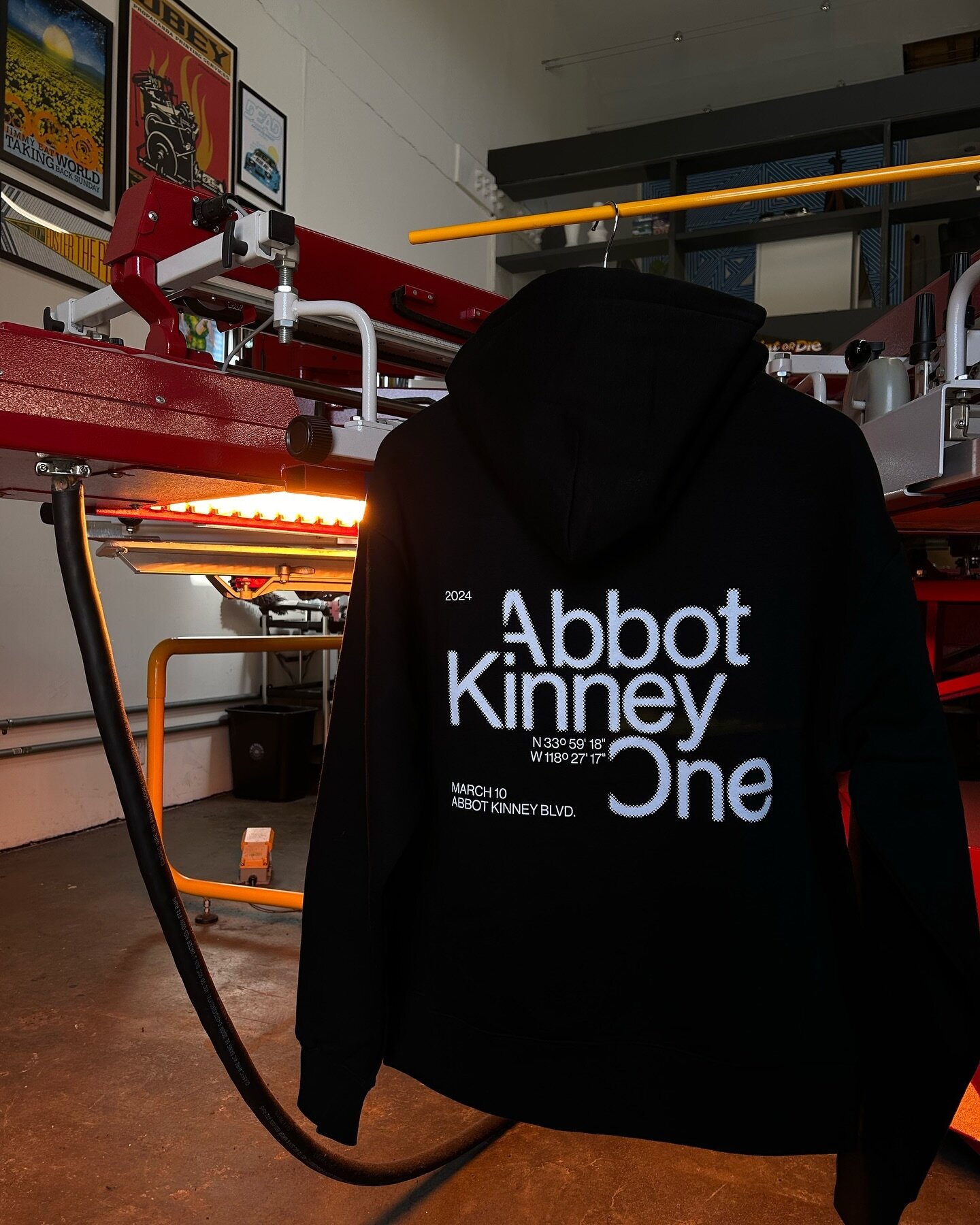 Always a pleasure working with our friends @venicerunclub 🏃🏻&zwj;♂️ 
Congratulations on the inaugural one mile race @abbotkinneyone, excited to see it grow 🫱🏽&zwj;🫲🏾🔥

#screenprinting #printshop #custom #hoodie #abbotkinneyone #venicerunclub #