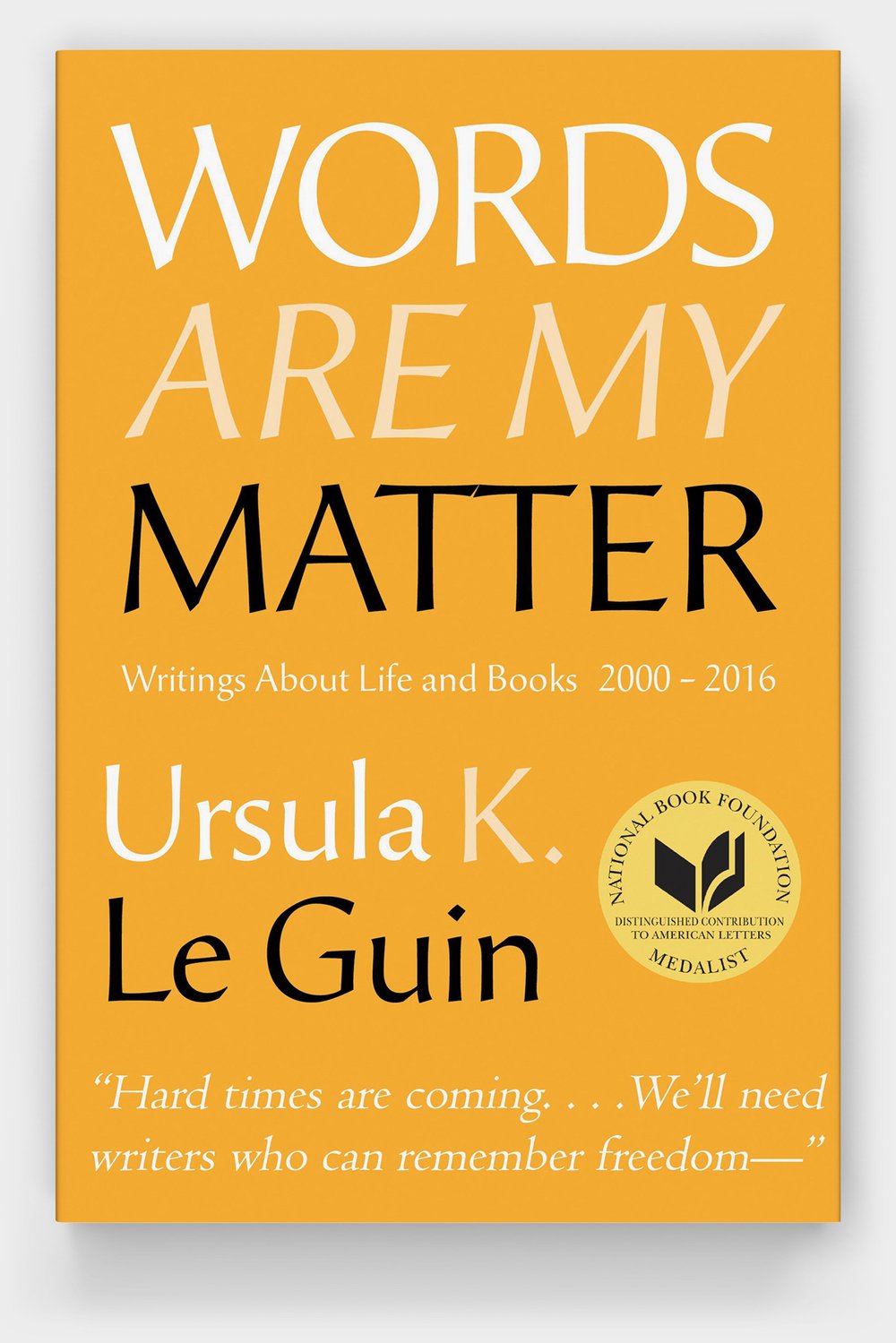 Ursula K. Le Guin - Từ ngữ là chất liệu của tôi: Với Ursula K. Le Guin, từ ngữ là chất liệu quan trọng để tạo dựng văn chương tuyệt vời. Hãy cùng xem bức ảnh đầy cảm hứng này và cảm nhận sự tôn trọng của ông đối với các chất liệu nghệ thuật.
