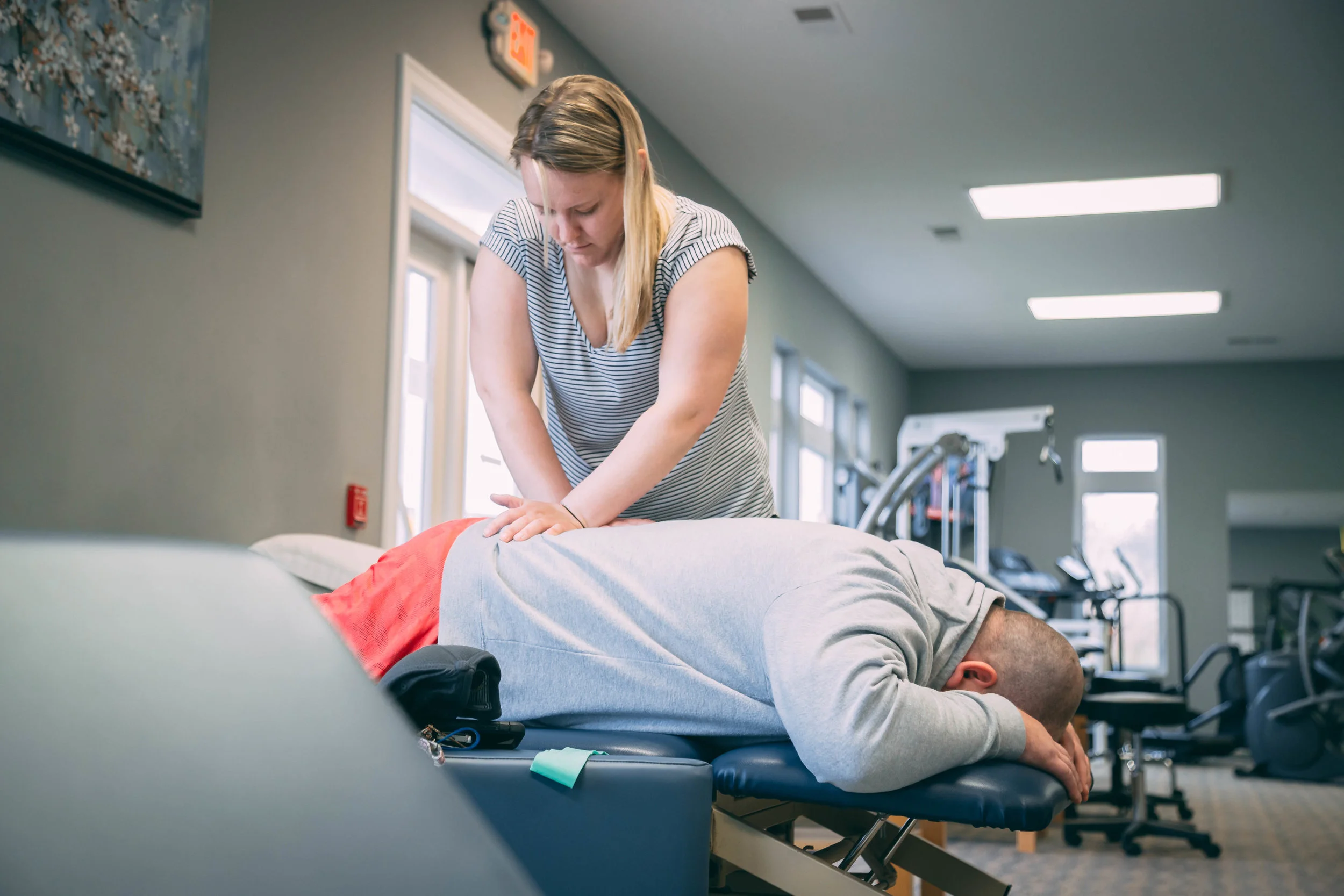 Lattimore Pittsford Mendon Physical Therapist McLeana working on patient's back