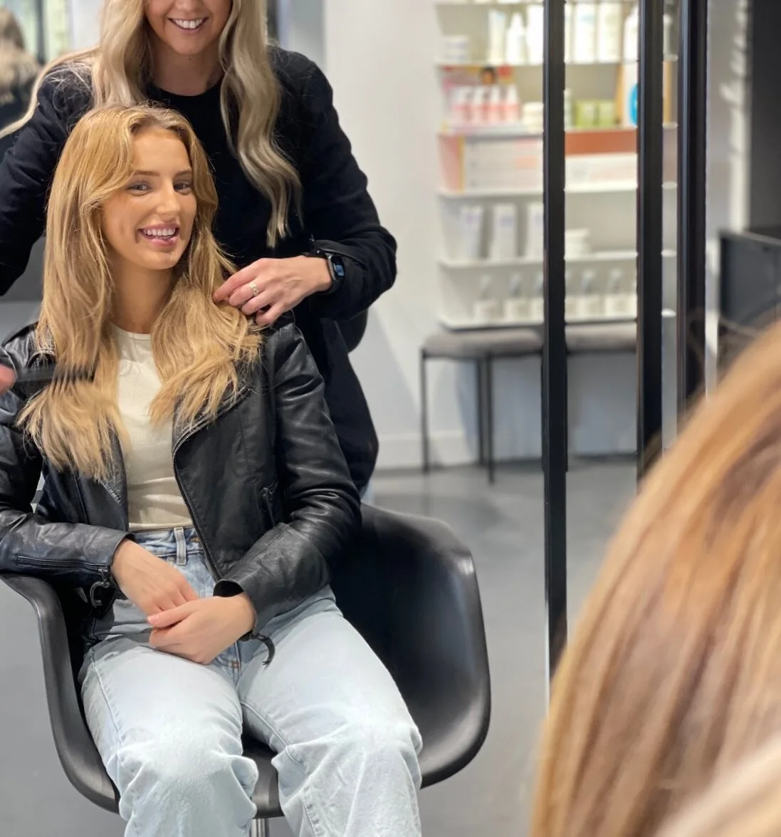 Let’s talk consults🤩
We offer a consult appointment that allows us to create a plan with you to ensure you reach your hair goals✂️
It includes a care plan, treatment, wash, cut and style🫧
We can also help you choose from our @elevenaustralia