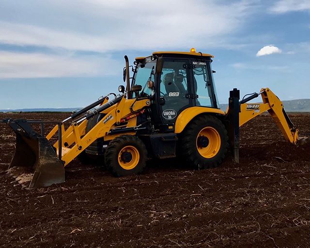 Dig it with #Dezzi 🚜 We stock a wide range of Dezzi plant equipment for sale and hire as the official dealer in Eswatini and Mozambique - Contact us now (Link in the bio) 
#BuiltAfricaTough #heavyequipment #machinery