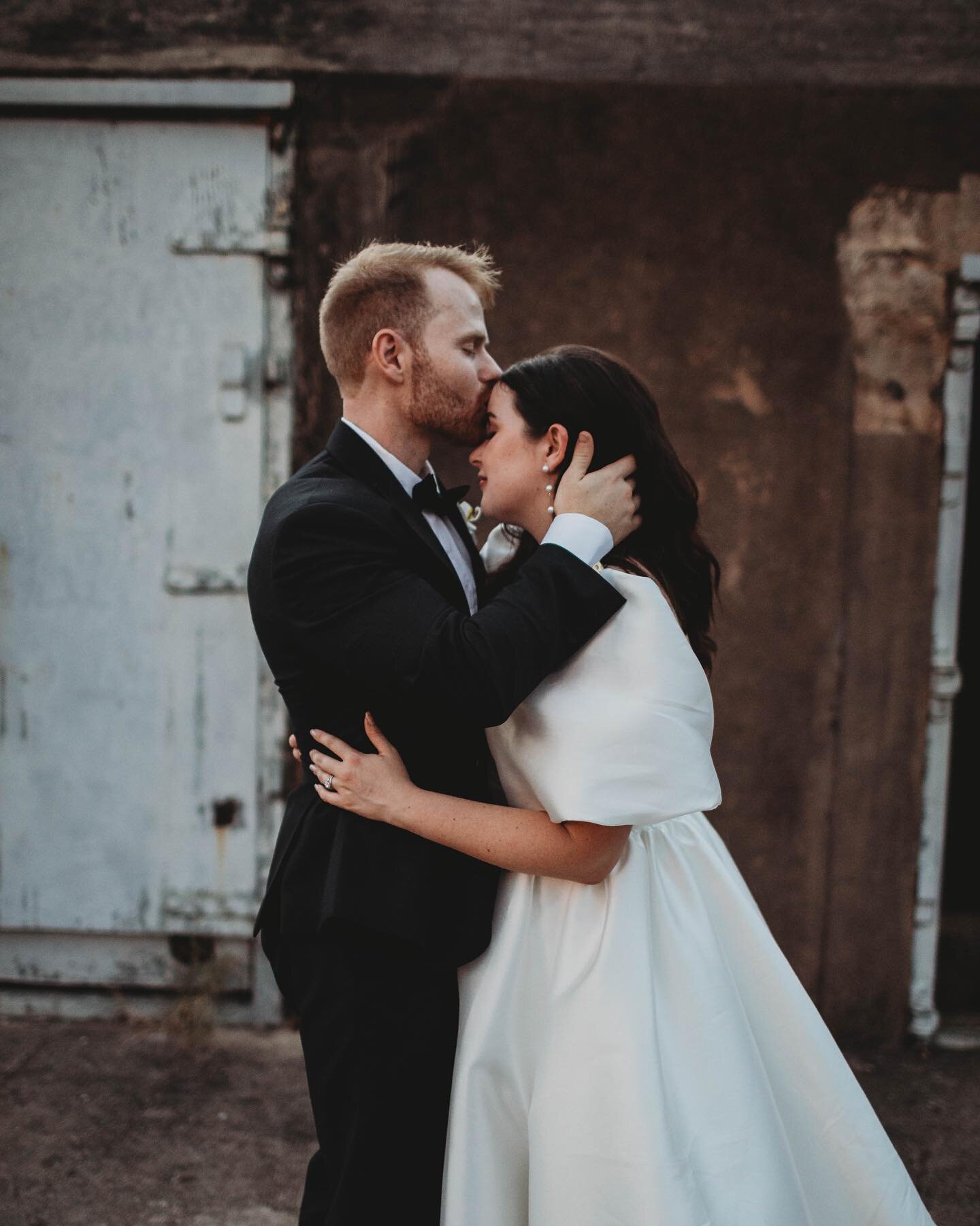 Happy Weekend 🤍

@piiietapaagel @kwhbridal 

#darwinwedding #darwinweddingphotographer #goldcoastphotographer #goldcoastweddingphotography #lovers #kwhbride