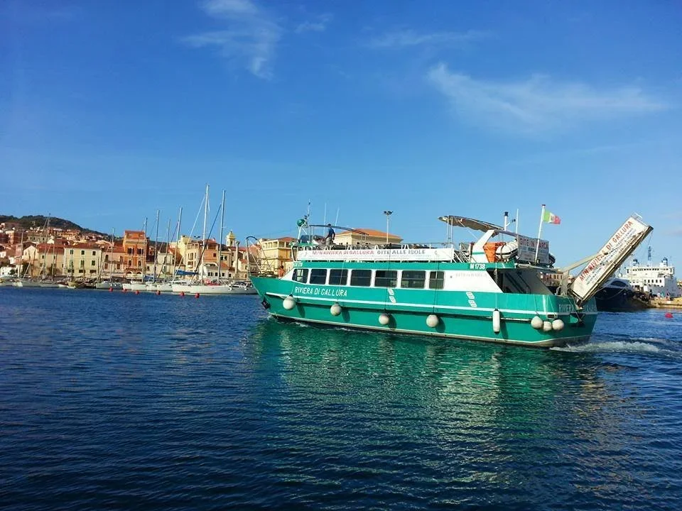 gita in barca la maddalena sardegna.webp