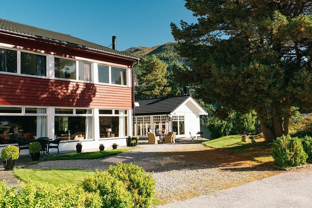 &laquo;Ser du det stora r&ouml;da huset
Som b&auml;r p&aring; hela din dr&ouml;m?
G&aring; du ner, ner f&ouml;r l&aring;nga trappan
Till bryggan, b&aring;ten och sj&ouml;n
Sommarns alla f&auml;rger
De finns kvar i mig
Allting som jag ser nu
Vill jag 