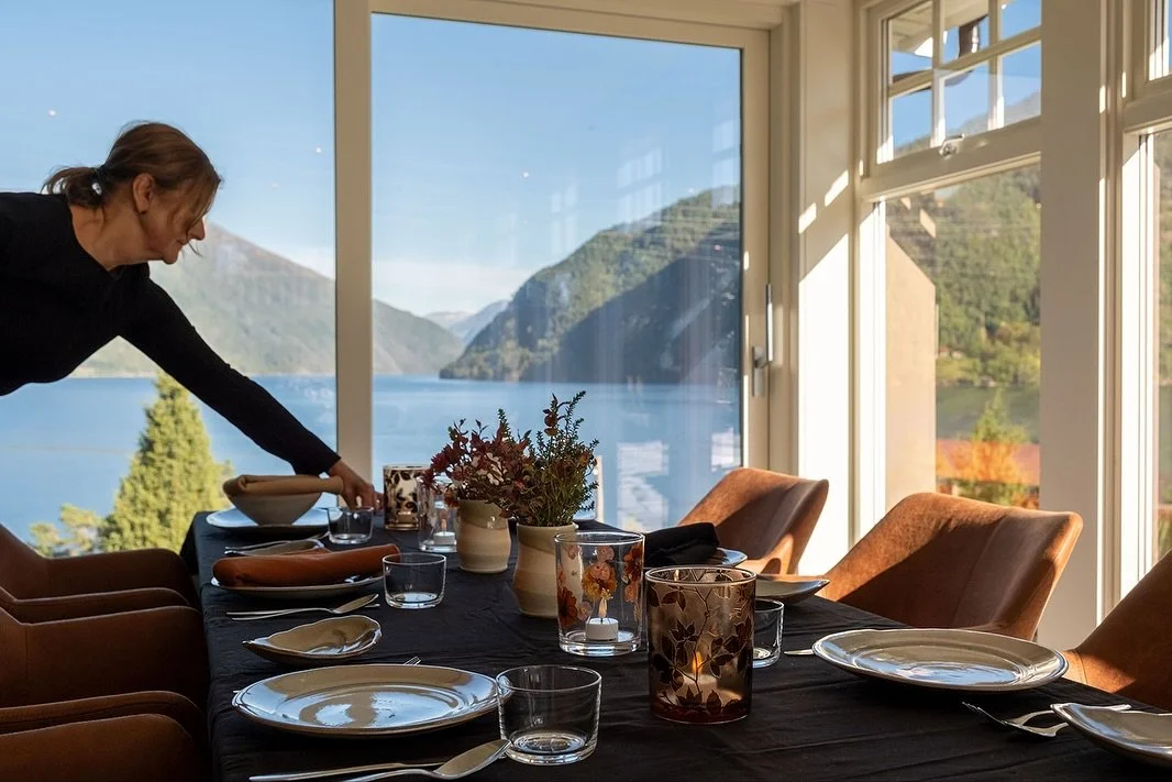 Endeleg kan me vise fram v&aring;r nye &laquo;terrasse&raquo; 🤎

-Eit lite triveleg tilbygg i tilknytning v&aring;r restaurant. Her kan du nyte eit godt m&aring;ltid i god atmosf&aelig;re. Ogs&aring; perfekt for selskap med mindre grupper.

📷: silj