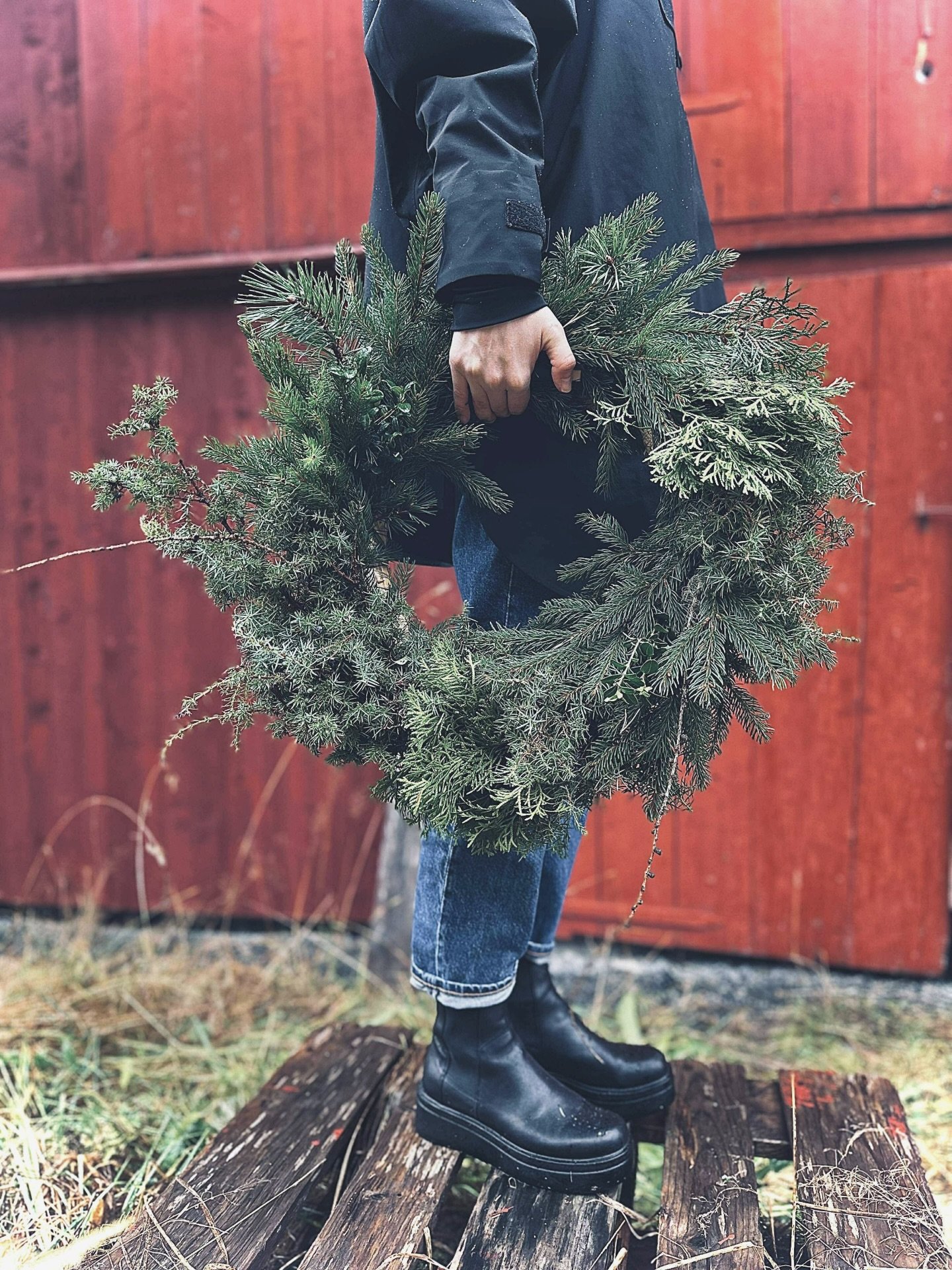 I &aring;r igjen inviterer me til v&aring;r hyggelege kranseverkstad!🎄❤️

Me bind kvar v&aring;r store krans av naturlege materialar.
Vil du binde din f&oslash;rste krans, eller har du vore med oss f&oslash;r og har din eigen krans som du i &aring;r