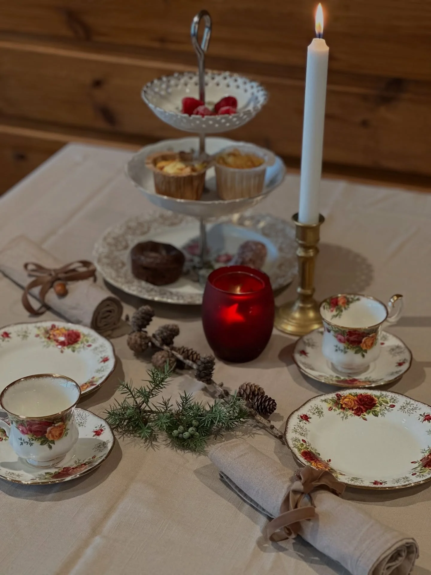 AFTERNOON TEA AND COFFEE MED SMAK AV JUL🎄

S&oslash;ndag 7 desember 14.00-18.00
Velg mellom to smakfulle menyar🧁🍩🥐
Smaken av jul
Snittar, scones &amp; kaker, te og kaffi☕️🫖
Pris 390,- pr person
Velkommen til &aring; reservere bord - maks 6 pers 
