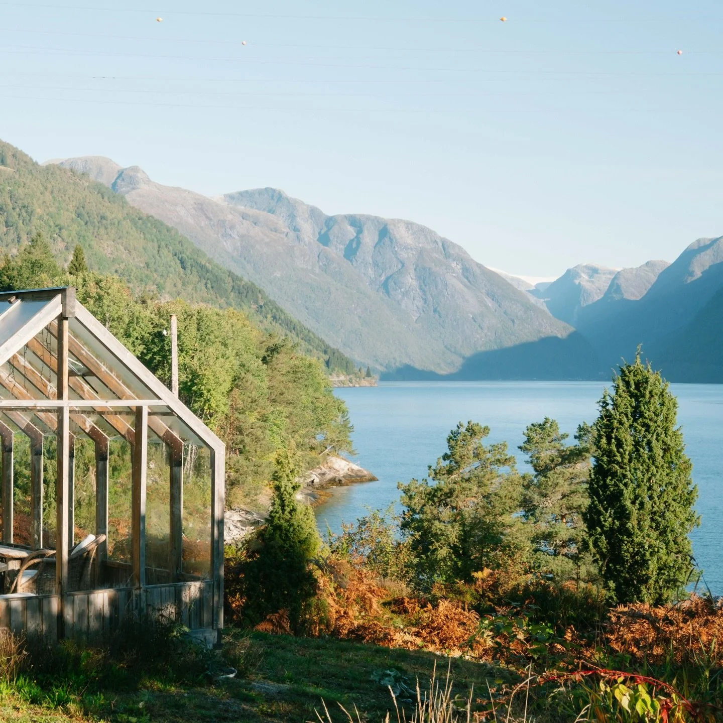 Hj&aring; oss bur du p&aring; eit tidlegare gardsbruk midt i det vakre fjordlandskapet. Du kan nyte fantastisk utsikt i alle retningar og naturen ventar p&aring; d&oslash;rterskelen!

Det er lett og bli glad i denne plassen, og me vil s&aring; gjerne