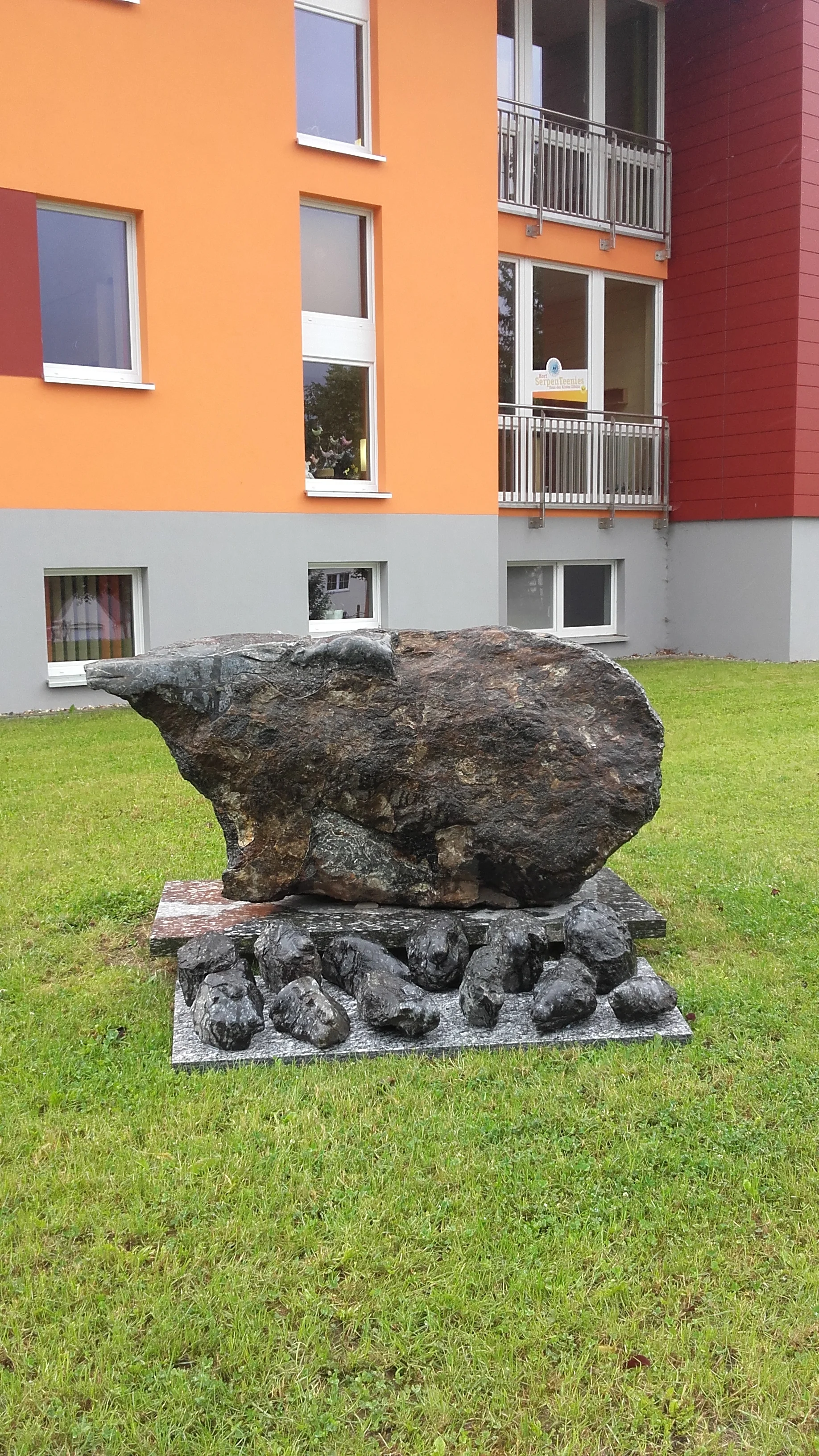 La sculpture représentant une ourse avec ses oursons est réalisée par les enfants de l’école. L’ours symbole de la ville de Zöblitz en serpentine noire prend place devant l’école.