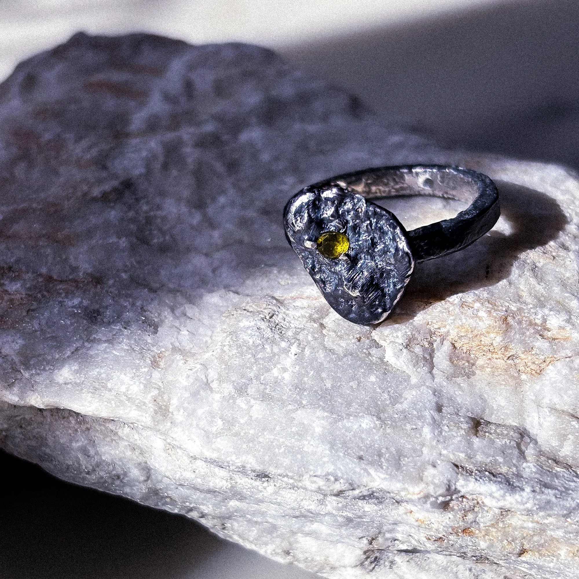 heinrich_Ring Black Tuff + Turmalin_image3.webp