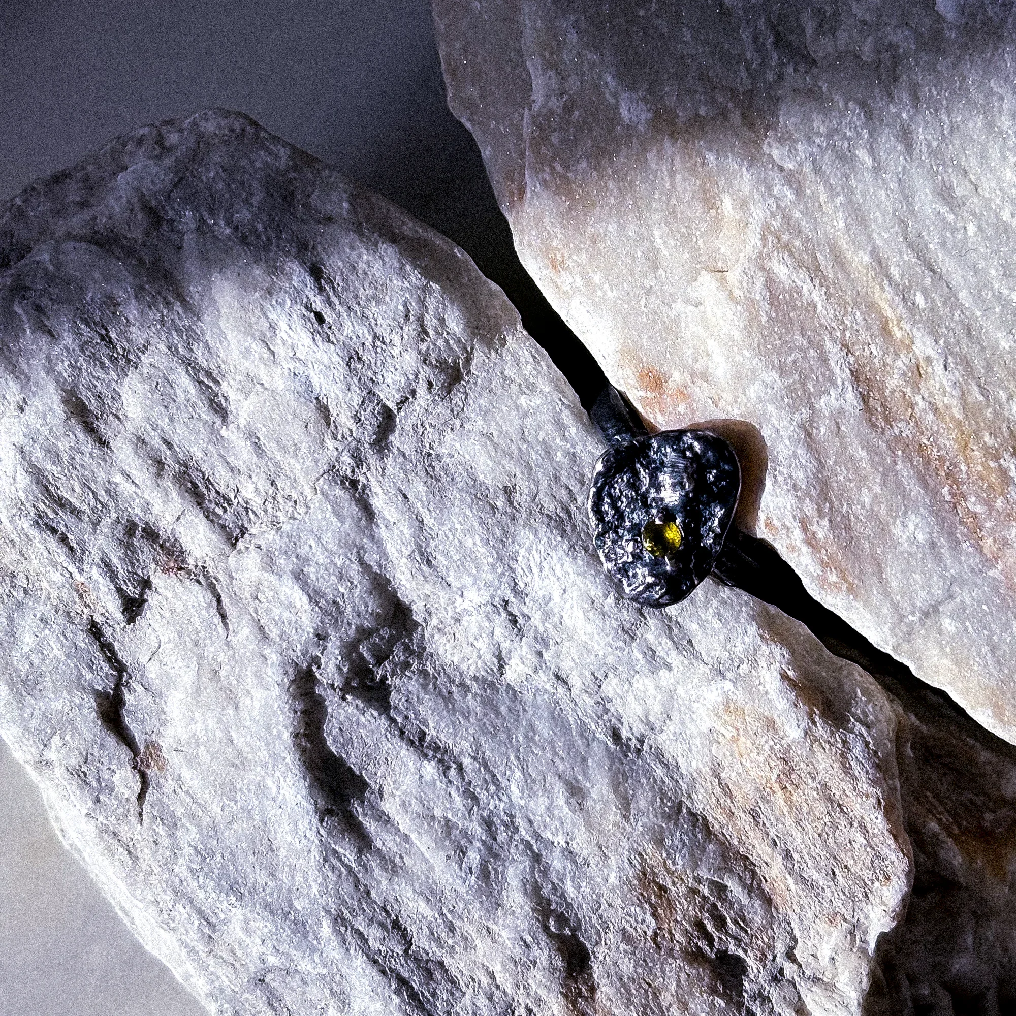 Ring Black Tuff + Turmalin