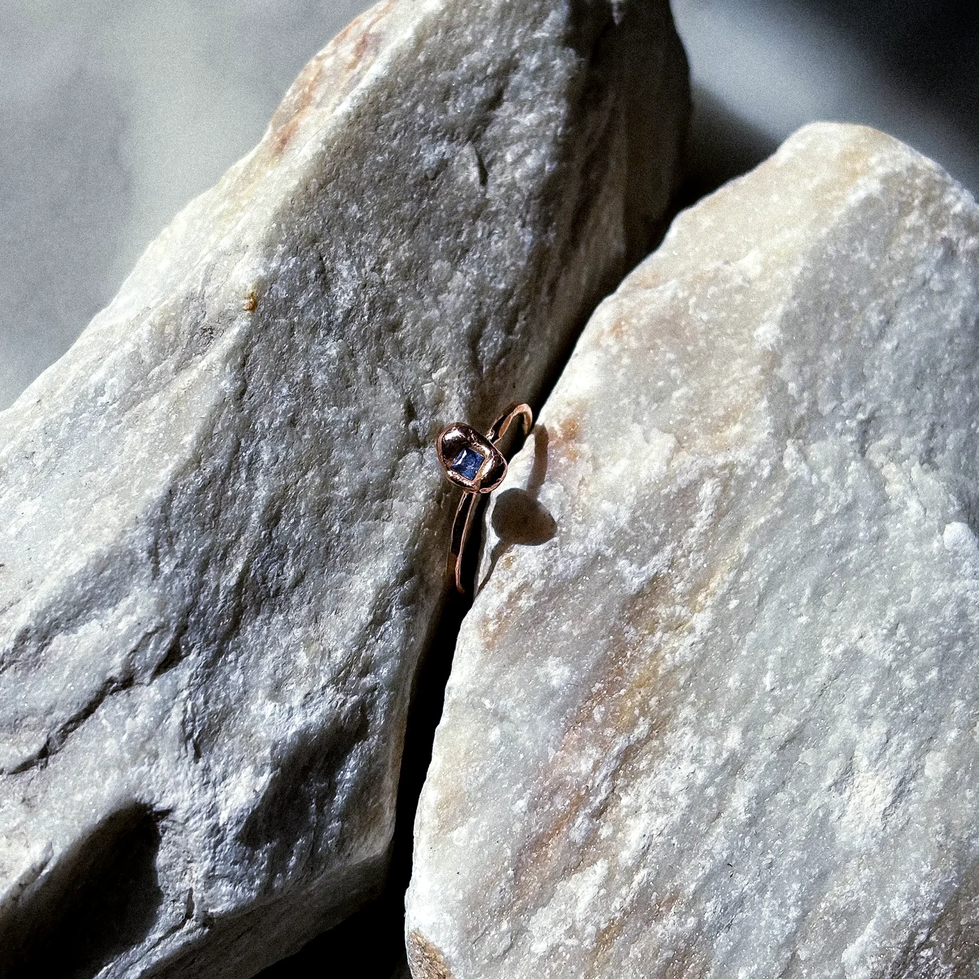 heinrich_Ring Flow Top + Blue Sapphire_image4.webp