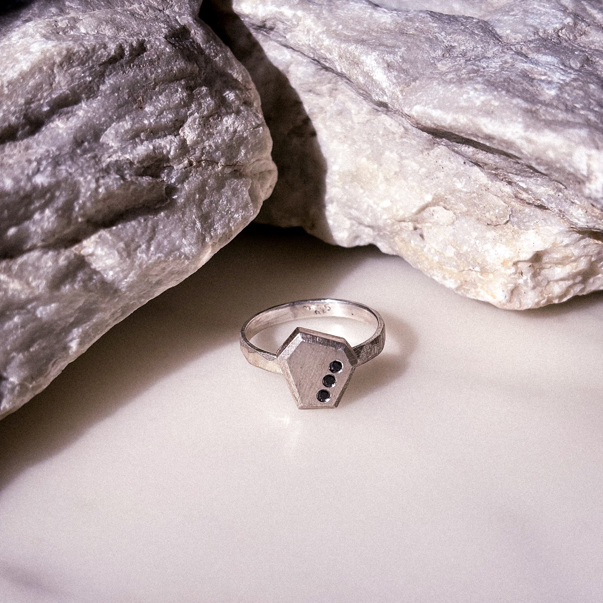 heinrich_-Ring-Black-Diamond-Facets-_image3.jpg