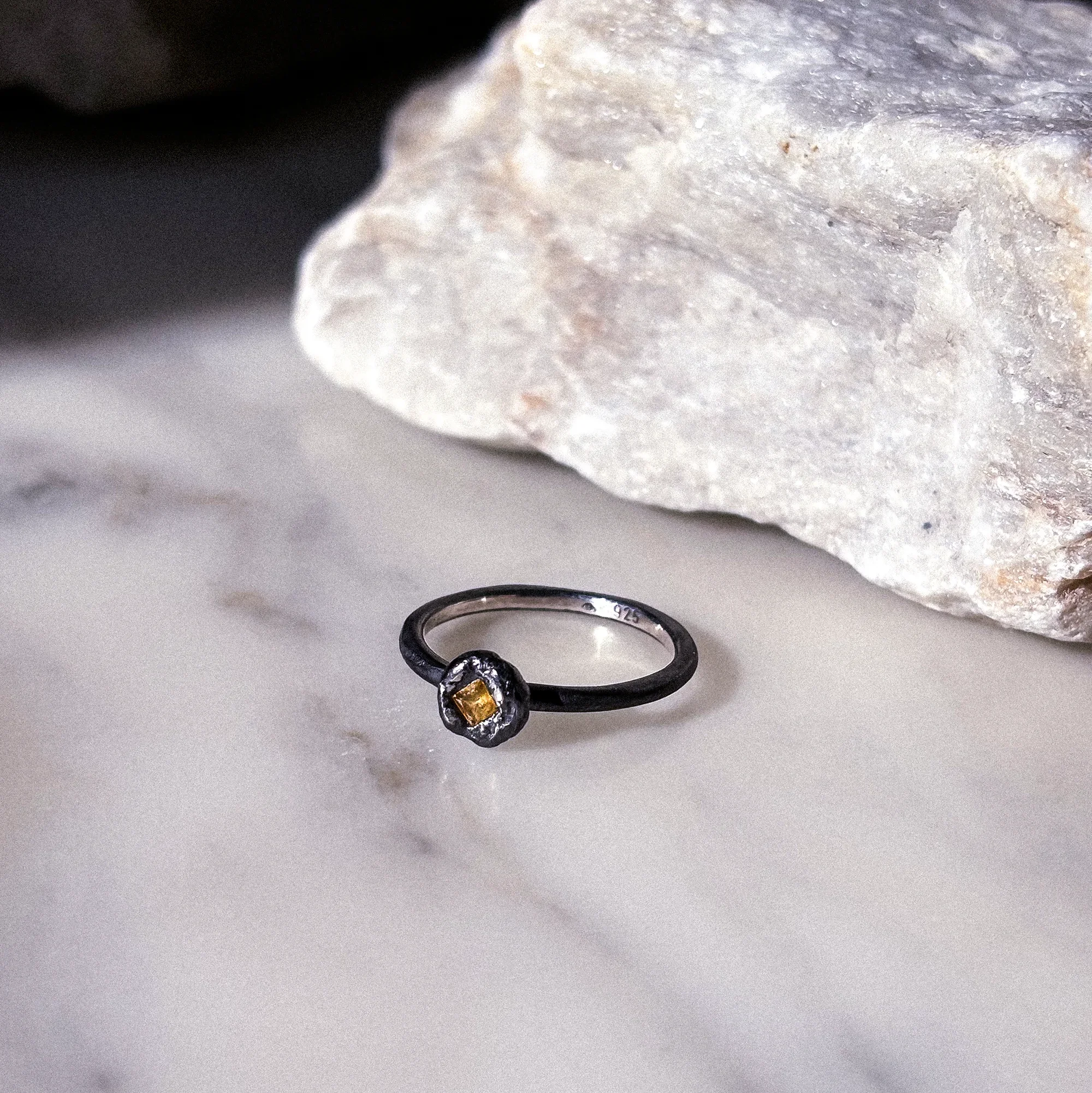 heinrich_Ring Flow Top + Yellow Sapphire_image1.webp