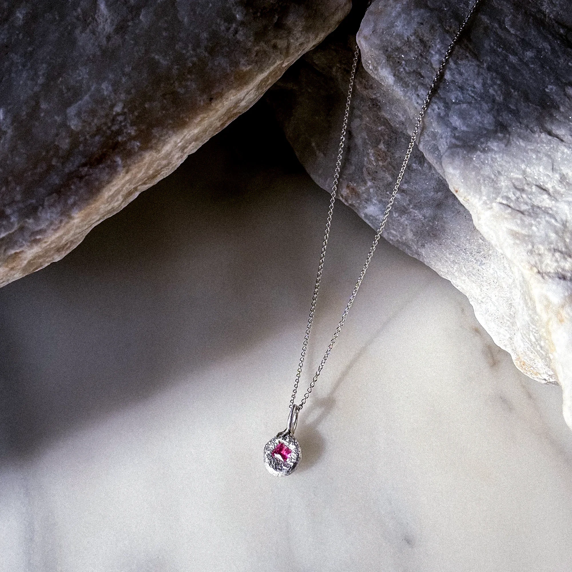 heinrich_Kette Pink Sapphire_image2.webp