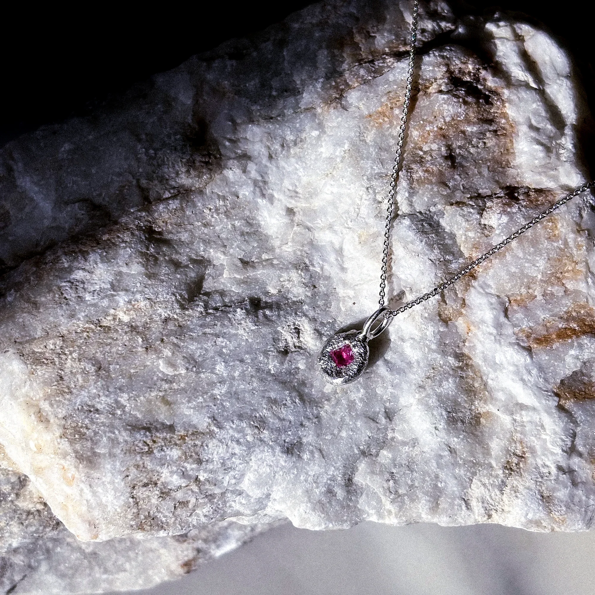 heinrich_Kette Pink Sapphire_image3.webp