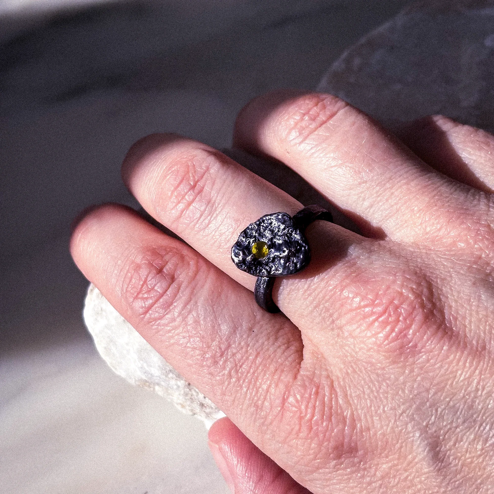 heinrich_Ring Black Tuff + Turmalin_image0.webp