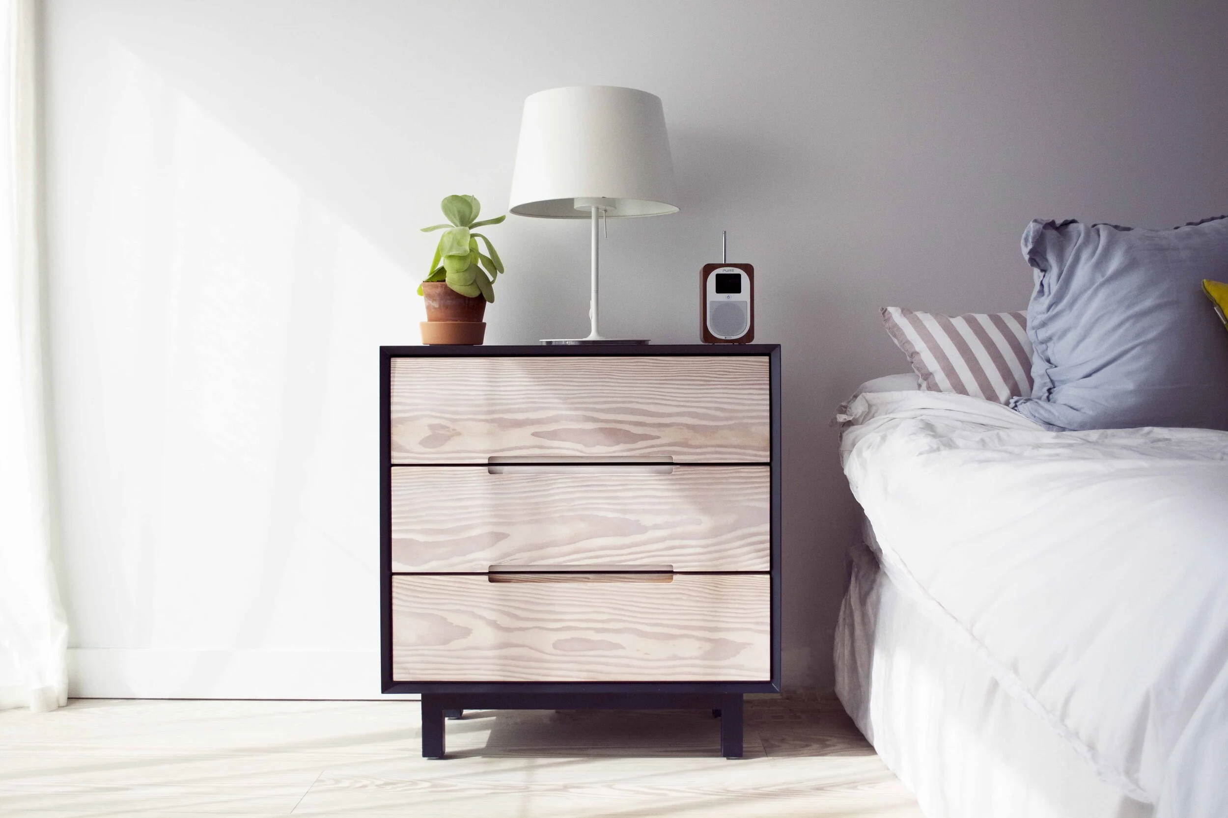 BEDSIDE01.jpg