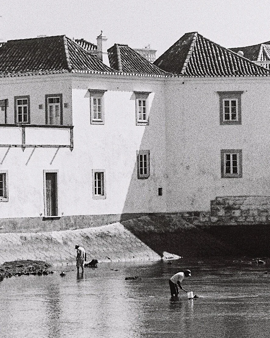 Local workers on the Gilão River, 2018.
