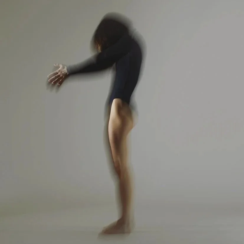 F O R M @_hollywalshfitness_ @holly_walshx  the focus, dedication &amp; power of the woman is admirable. An incredible few hours spent together in the studio. Thank you ✌🏼 check her out.
Form: WHEN WE MOVE WE FEEL, WHEN WE FEEL WE MOVE
.
.
.
.
.
.
.