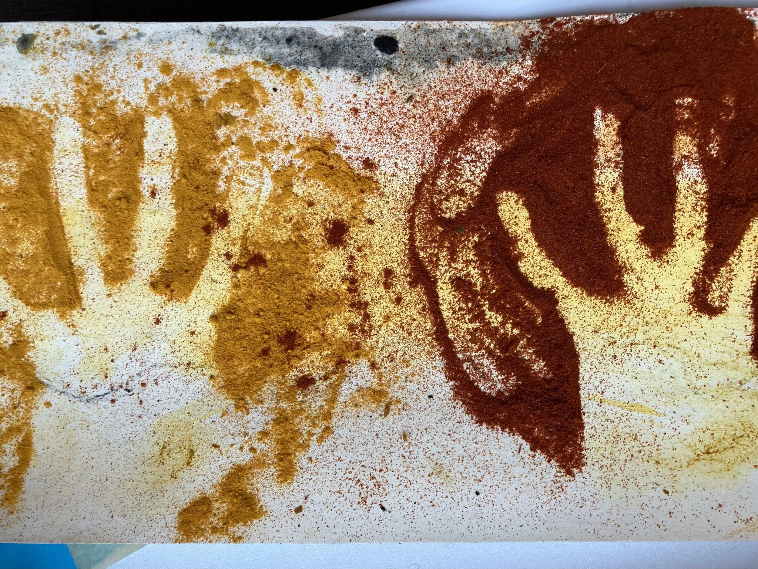 Téma: Pravek - maľovanie prírodnými farbami a štetcami.