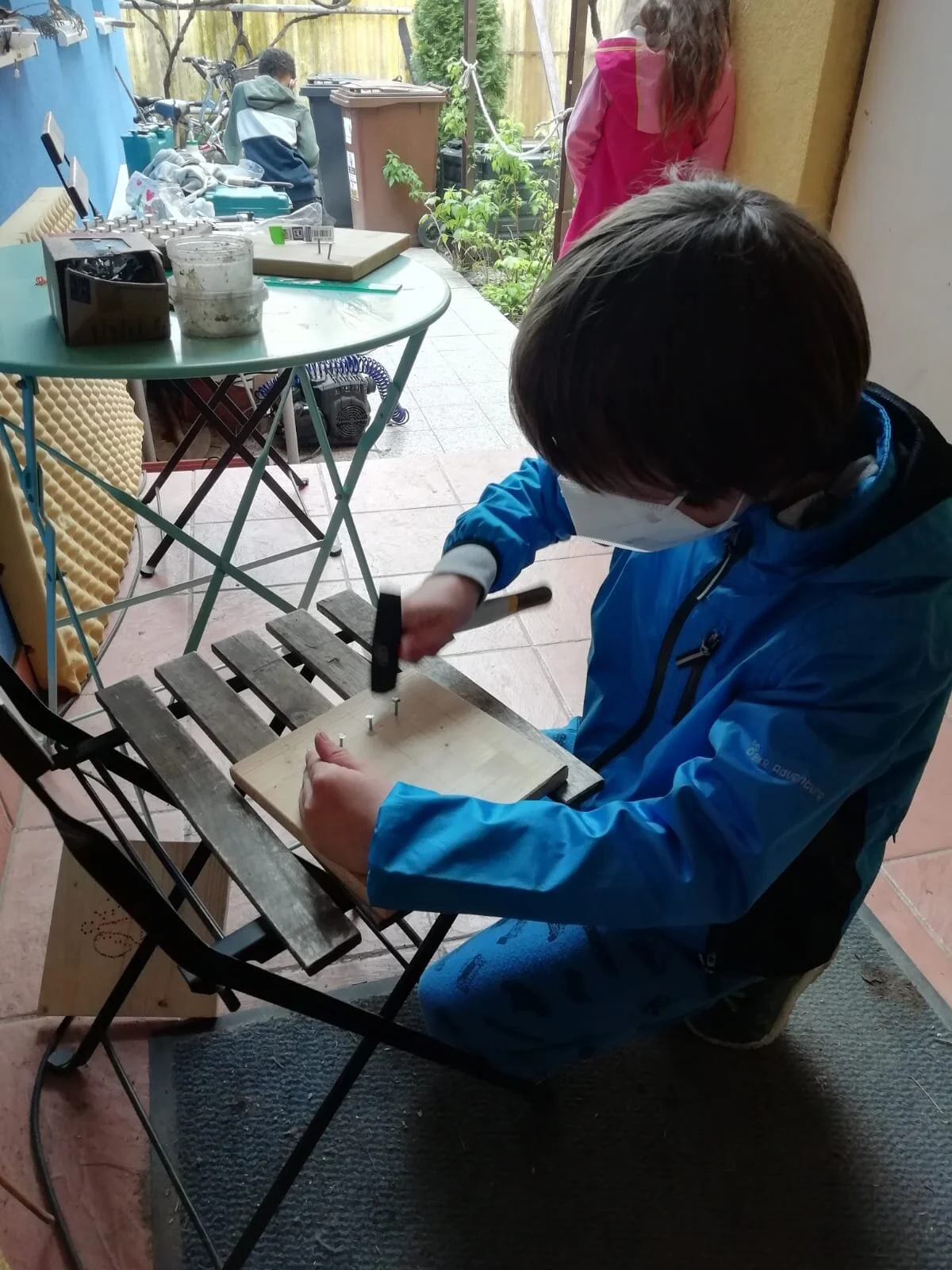 Režeme, brúsime, natierame a staviame vyvýšené záhony