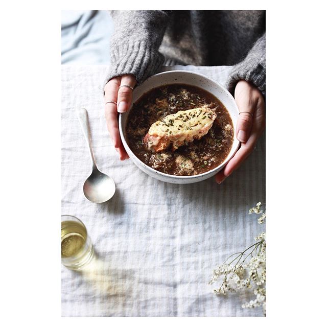 It&rsquo;s  C O L D outside and all I want to do is have a bath in this French onion soup, floating around like a giant crispy, cheesy crouton. Maybe it&rsquo;s time to put the heating on? 
Photo by lazonick, props by @hannahwilkinsonstylist and soup