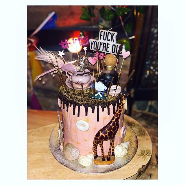 ✨ F*CK YOU&rsquo;RE OLD ✨

Hands up if you think all cakes should come with a mini teacup shot of caf&eacute; patron? 🙋🏼&zwj;♀️ Irish coffee cake with baileys Swiss meringue buttercream and allllll the edible glitter.. Happy 30th @bexercize 🦒✨🐚🦩
