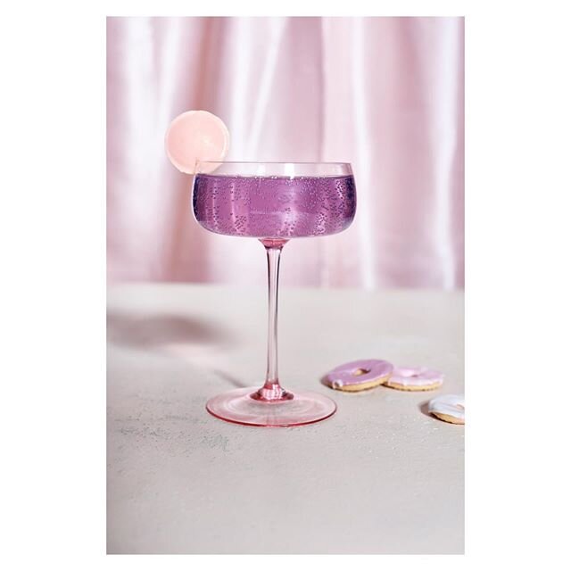 Alexa, play Candy Shop by 50 Cent 🍭🍸🍬
This parma violet martini got me all nostalgic for spending all my pocket money on sweets (remember when freddos were 5p?) Photo by @lazonick, prop styling by @hannahwilkinsonstylist and drinks styling (and ah