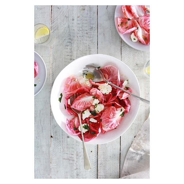 Feels weird posting normal pictures at this time, but this is just the prettiest pink salad and it makes me happy and reminds me of the lovely sunshine we&rsquo;ve been having this week #stayinside 
@lazonick @hannahwilkinsonstylist