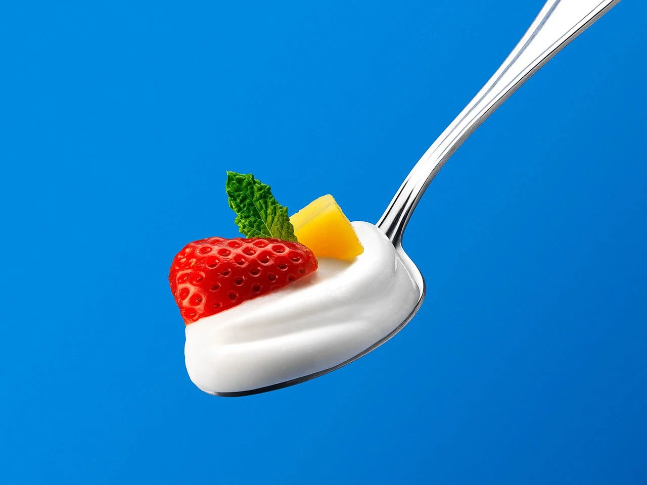 koko-yoghurt-on-a-spoon-with-fruits_002495_s.jpg