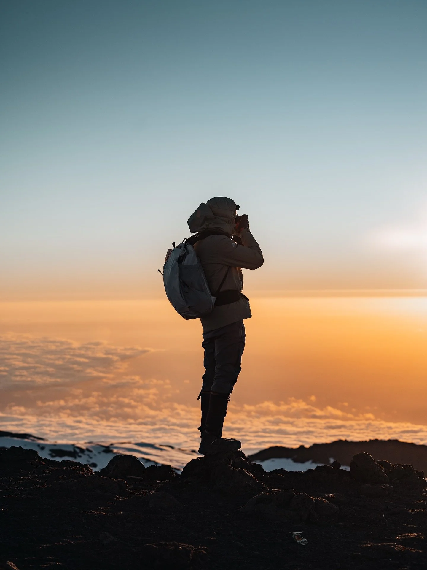 Summit Night on Kilimanjaro ✨ The final push. The race against the sun to be on top when it rises. We arrived as one of the first that morning, right in time to enjoy the sunrise.

But it wasn&rsquo;t easy. This meant leaving at 00:00. A full night o