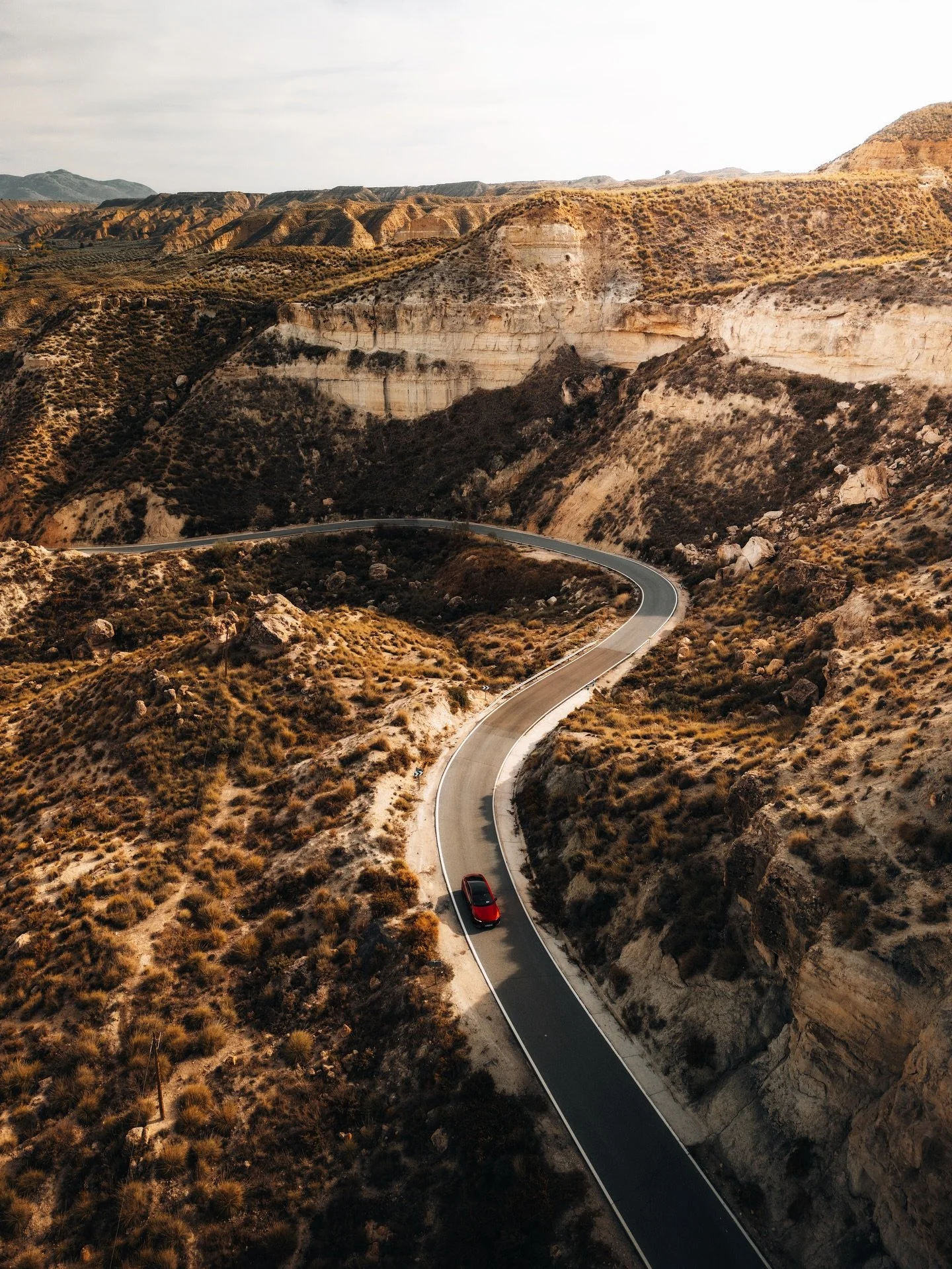 A weekend in Granada with @mazdanederland ✨ Exploring the region with the new electric Mazda6e. Such an epic (and comfortable!) drive through the desert!

This car is all about Japanese design philosophy. Kodo lines on the outside, quiet minimalism o