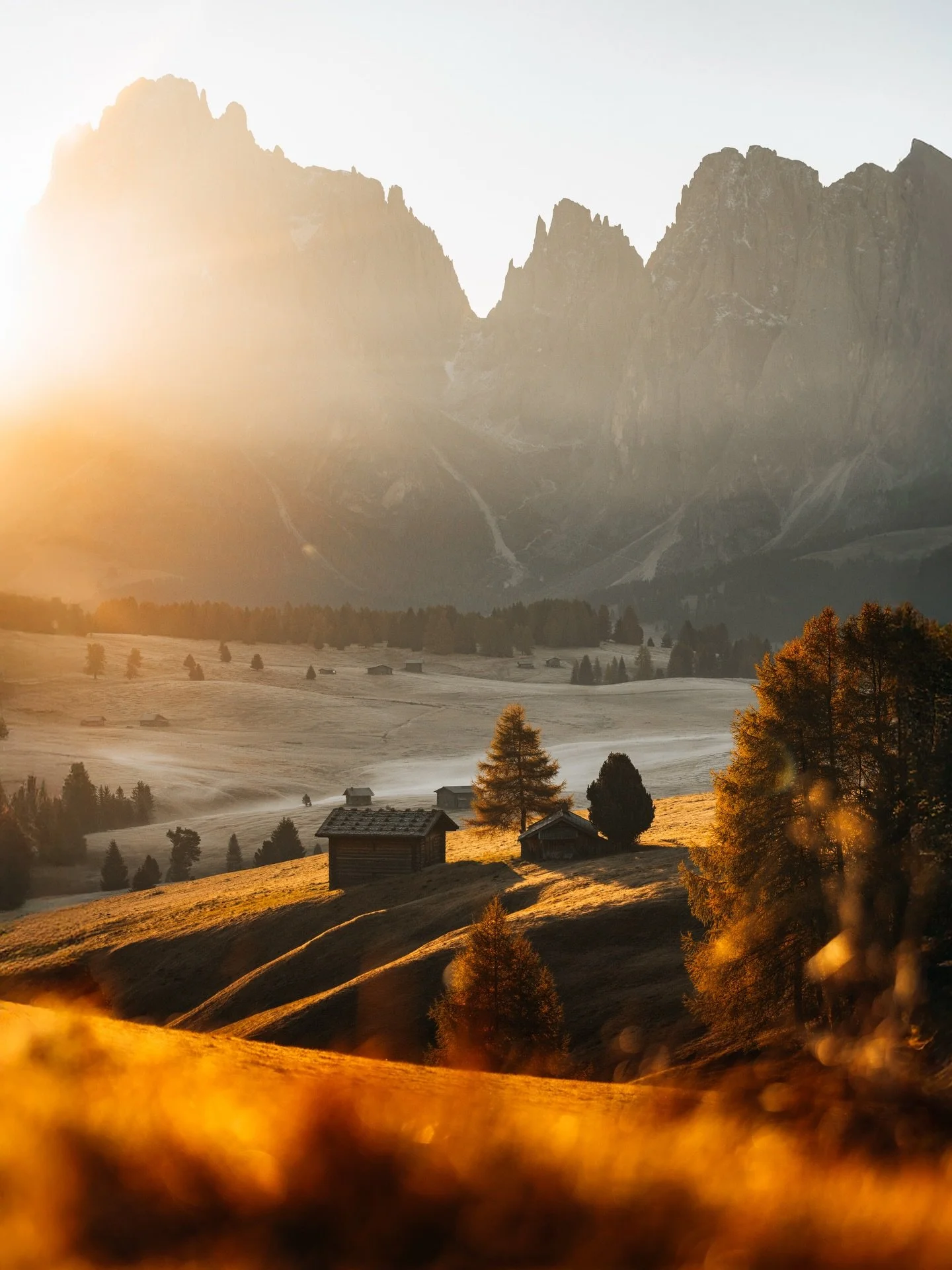 A sunrise at Alpe di Siusi. Shared a million times online, yet somehow still feels like a secret when you&rsquo;re there.

#photography #dolomites #photographer #alpedisiusi #madewithlightroom #mountains #seiseralm #hiking #sunrise #nomadict
