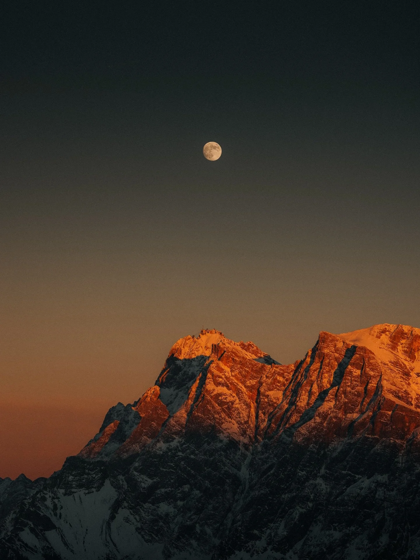 Snowfall in the Netherlands makes me crave a winter sports trip more than ever. Can&rsquo;t wait! Have you planned one yet?

#snowfall #wintersports #zugspitze #mountains #cortazu