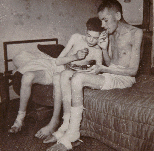 André Kahn et Charles Zelty à l'hôtel Lutétia en juin 1945 au retour de déportation