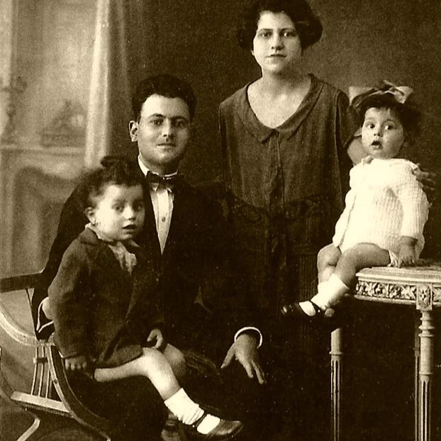 Rachel et Albert avec leur parents Michon Abouav (dit Jacques), Alice Valero