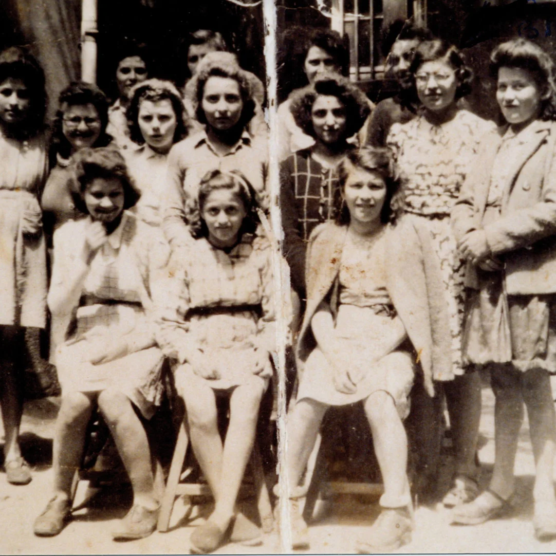 Rachel avec les lunettes à droite (Ecole des arts ménager à Saint-Fons)